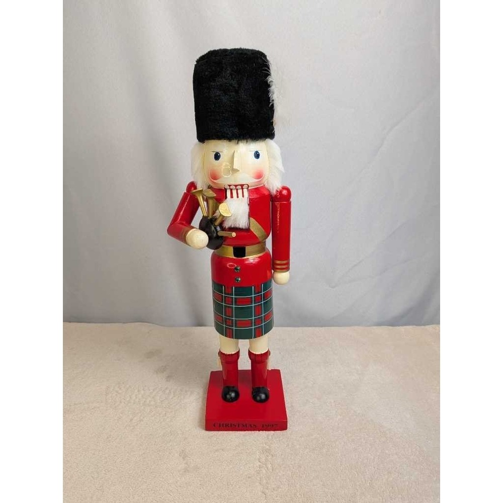 The Bombay Company Nutcracker Christmas 1997 Soldier Tartan Kilt Bagpipes Decor‎